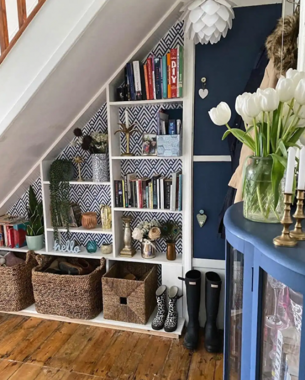 Lemari bawah tangga dengan rak terbuka untuk tampilan yang terbuka dan terorganisir